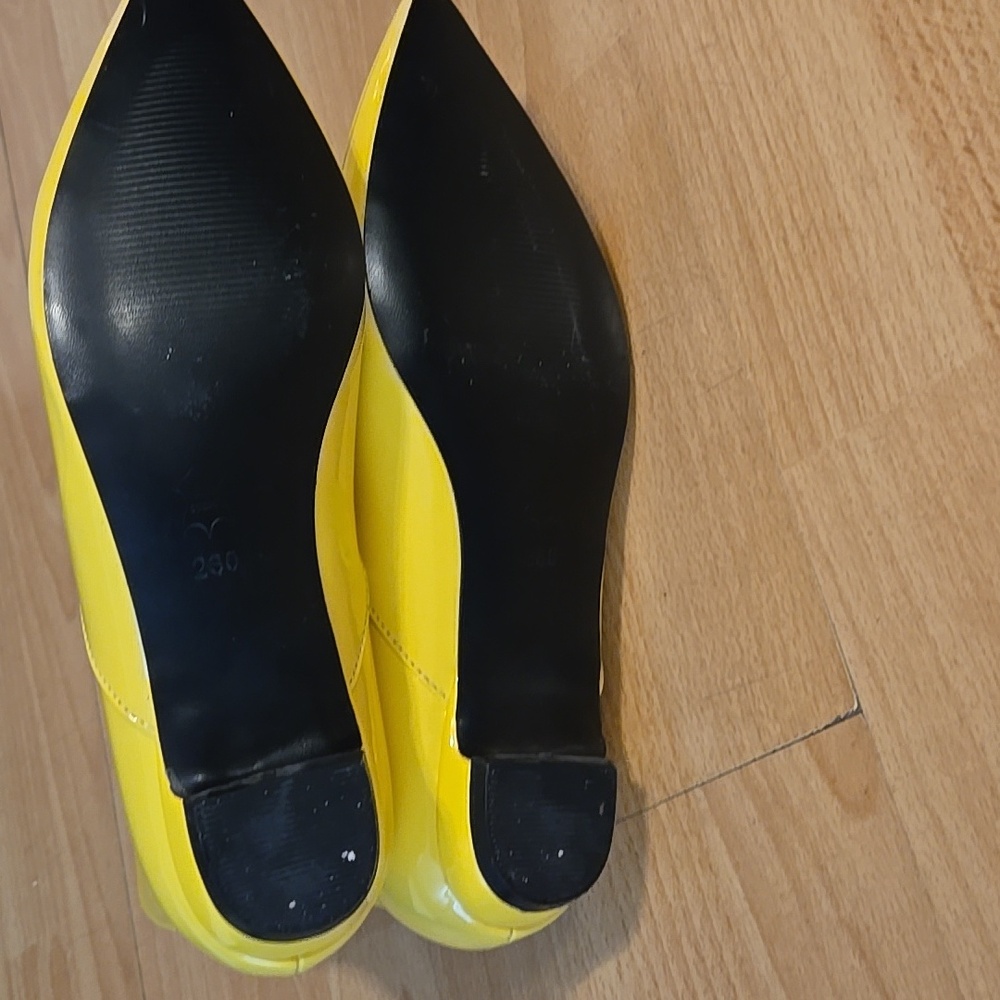 Yellow boots - Picture 2 of 6